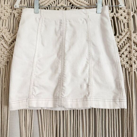 Free People Cream Mini Skirt • Size 2 • Zip Back • GUC - Picture 1 of 4